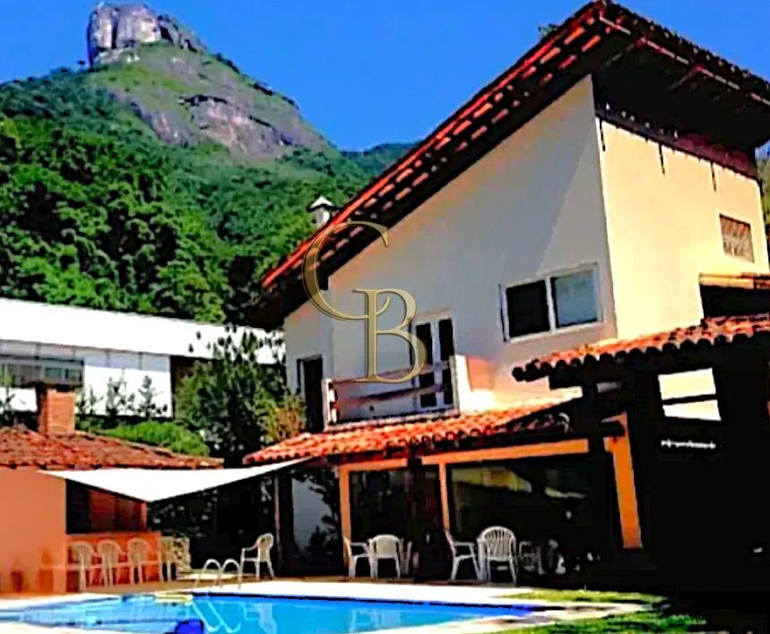 Casa à venda no Itanhangá: 3 Qts, 6 Vagas e 5 min do Metrô