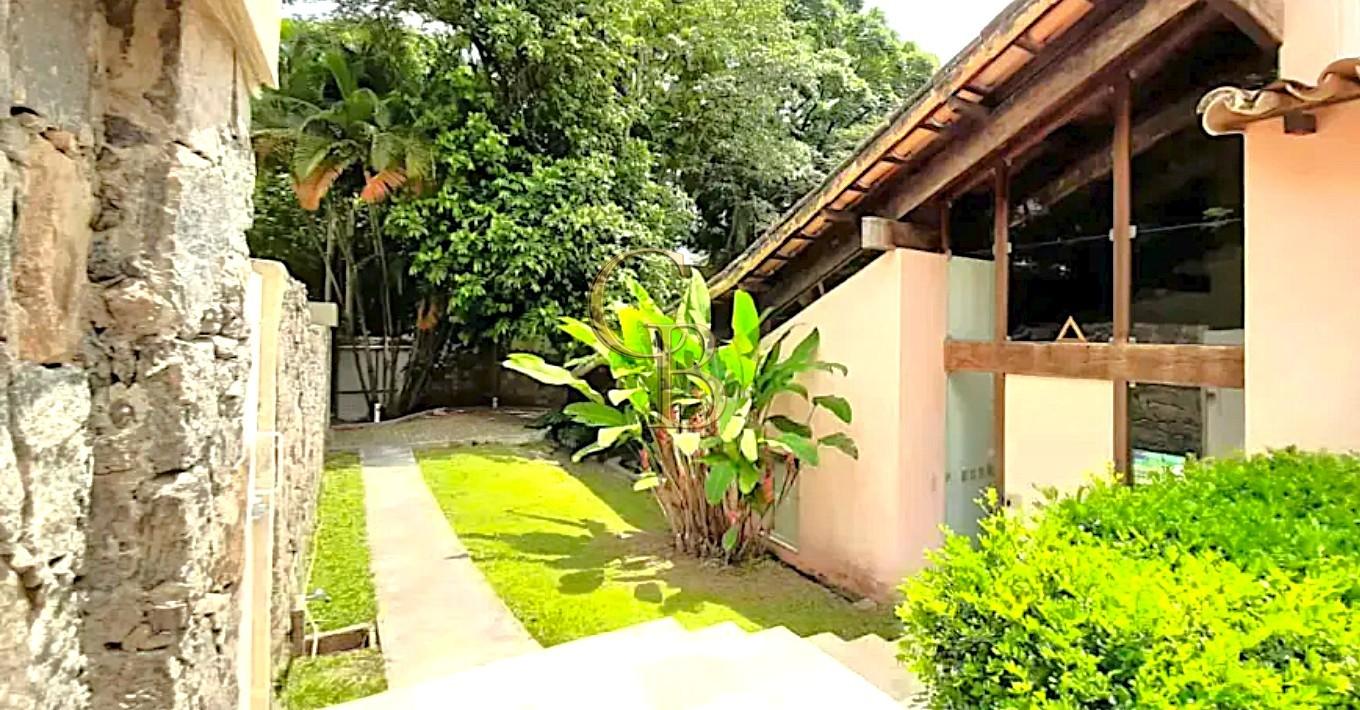 Casa à venda no Itanhangá: 3 Qts, 6 Vagas e 5 min do Metrô
